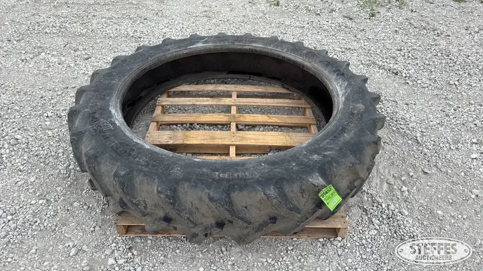 Goodyear DT800 380/90R54 tire Tractor-Implement Tire