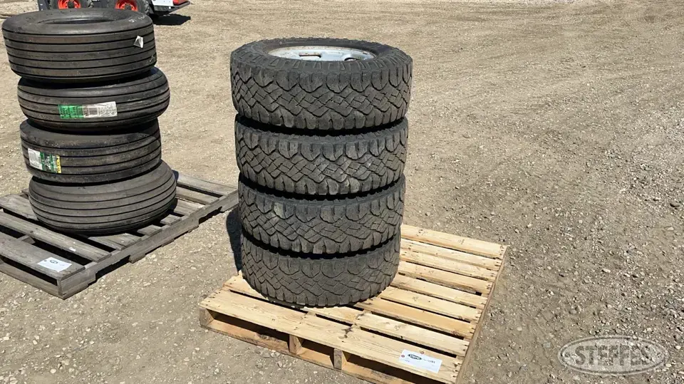 (4) Goodyear Wrangler 265/70R17 tires Passenger-Light Truck Tire
