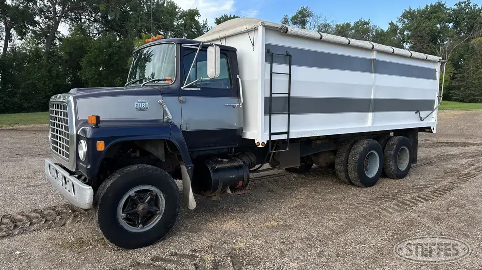 1983 Ford 800 Tandem Boxed Truck