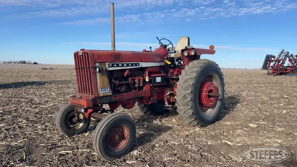 1966 Farmall 806 2WD Tractor
