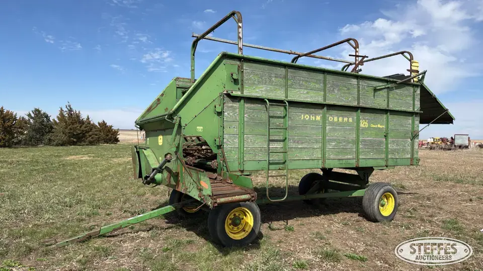 John Deere 125 Forage Wagon