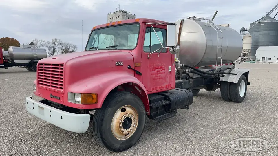 2002 International 4700 Tender Truck