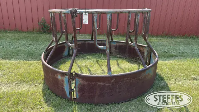 Round bale ring feeder