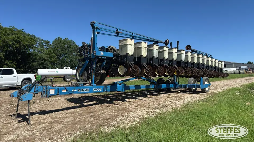 1997 Kinze 2600 12 or More Row Planter