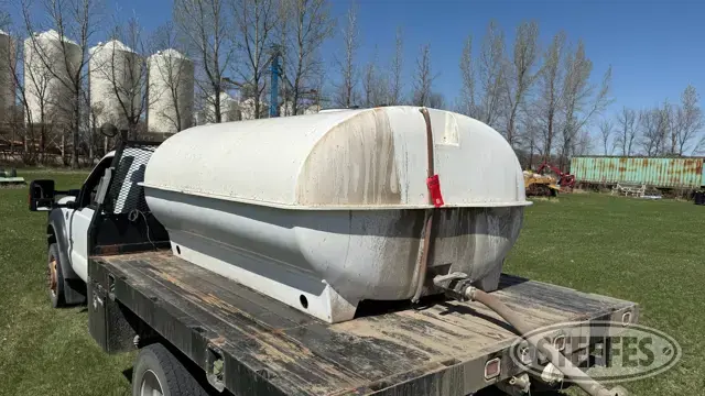 1,000 gal. fiberglass tank