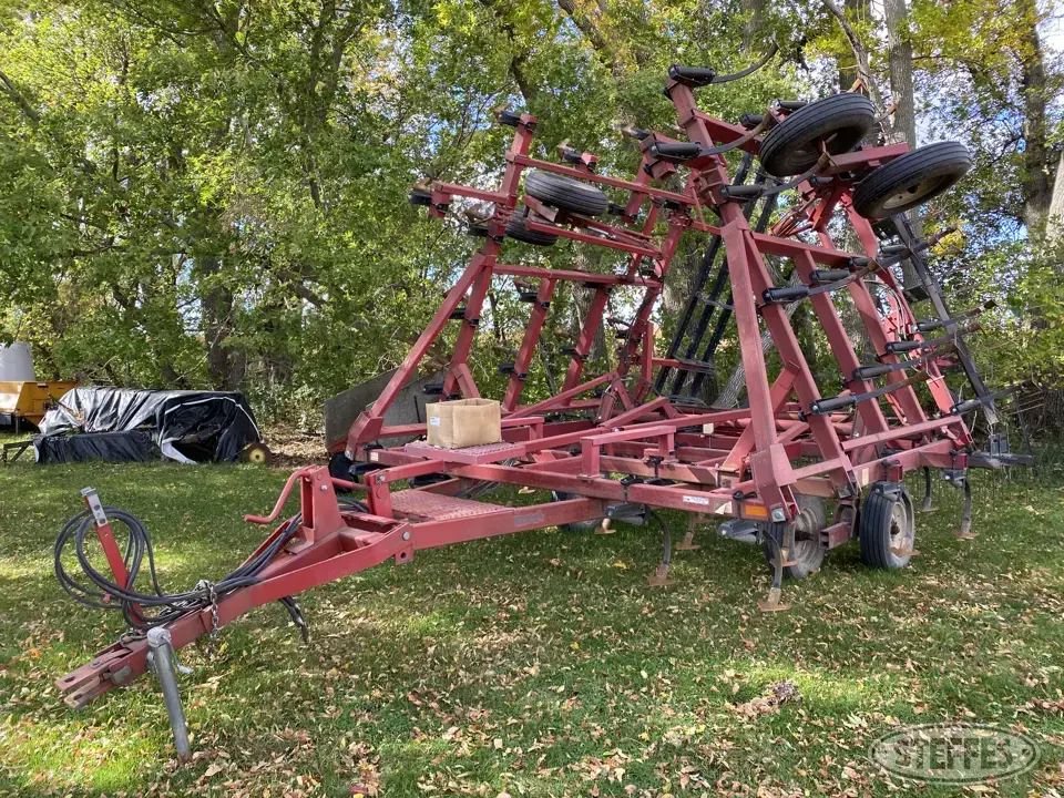 International 4800 Vibra Shank Field Cultivator