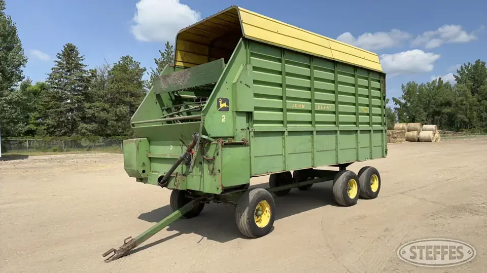 John Deere 716 Forage Wagon