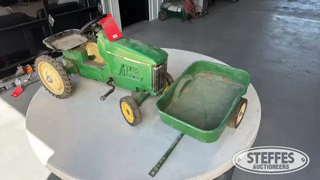 John Deere 8400 pedal tractor