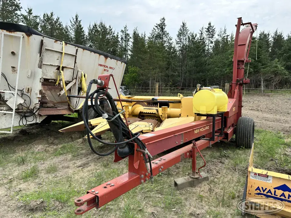 New Holland 900 Pull-Type Harvester
