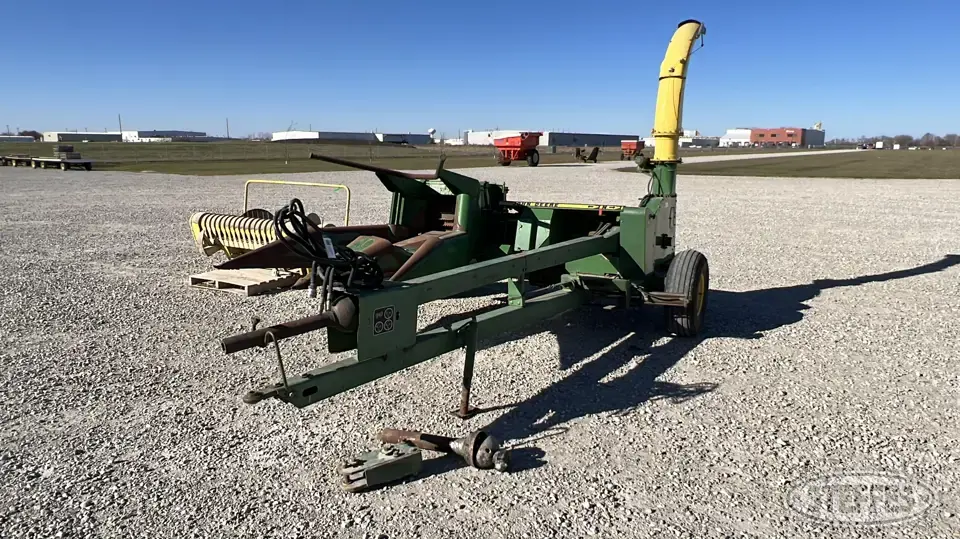 John Deere 3950 Pull-Type Harvester