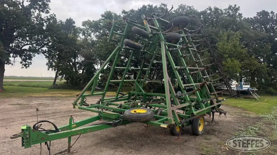 John Deere 960 Field Cultivator