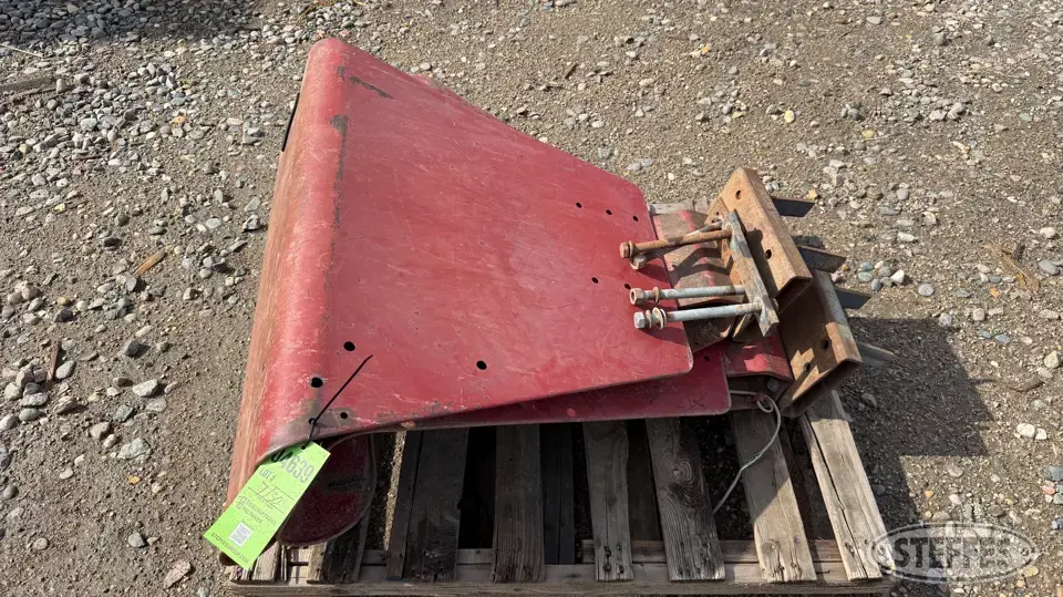(2) International tractor fenders Ag Equipment Part