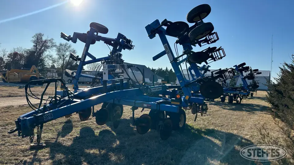 DMI 5310 Nutri-Placr Strip Tillage