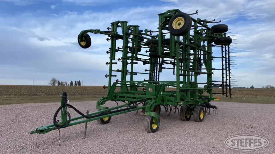 2002 John Deere 2200 Field Cultivator