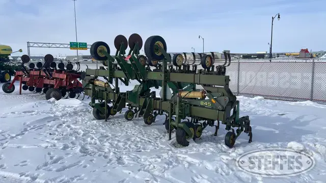 John Deere 845