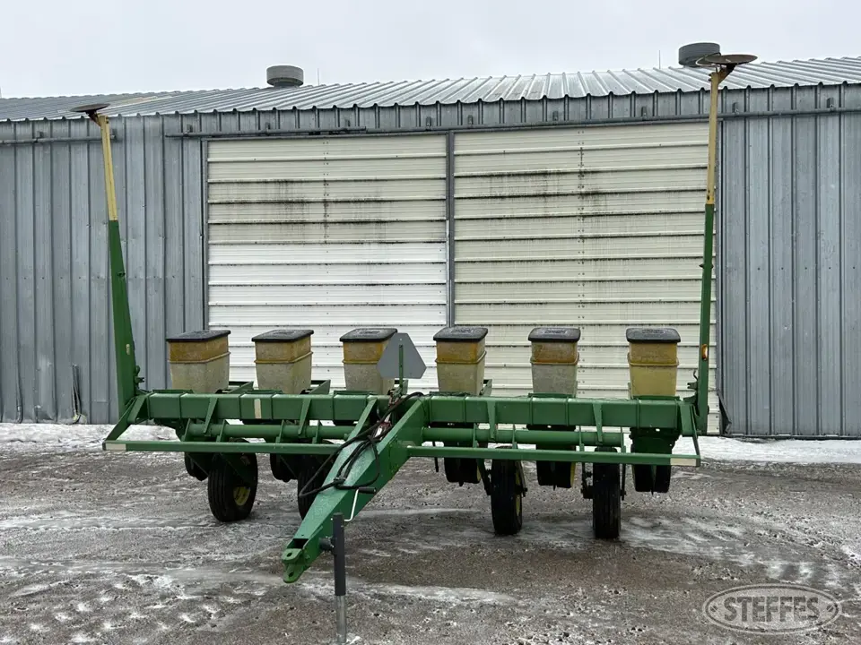 John Deere 7000 MaxEmerge Less Than 12 Row Planter