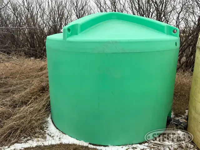 1,650 gal. poly tank