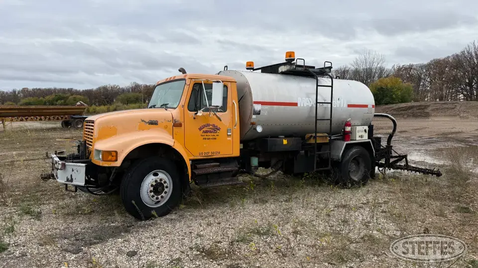 1998 International 4900 2,000 gal. Specialty Truck