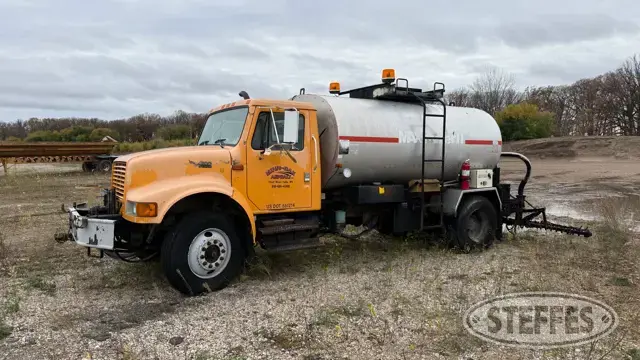 1998 International 4900 2,000 gal.