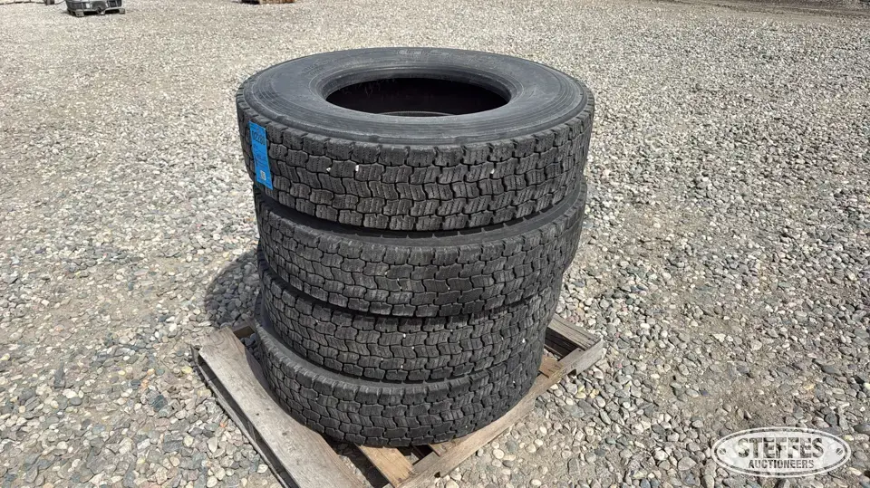 (4) 11R22.5 tires Truck Tire