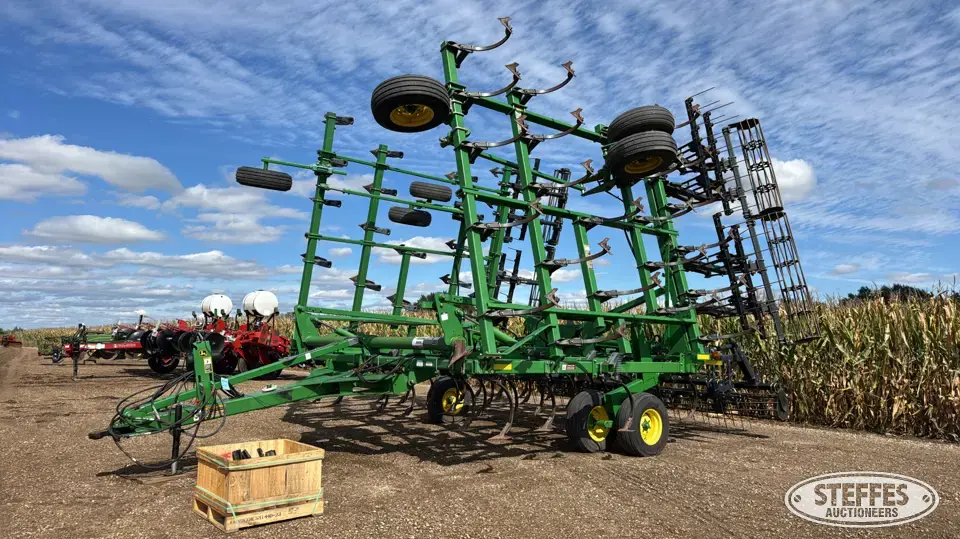 John Deere 2210LL Field Cultivator