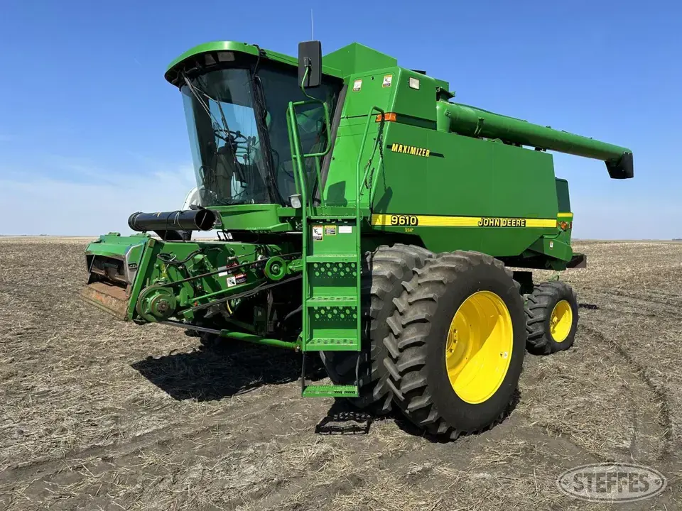 1999 John Deere 9610 Combine
