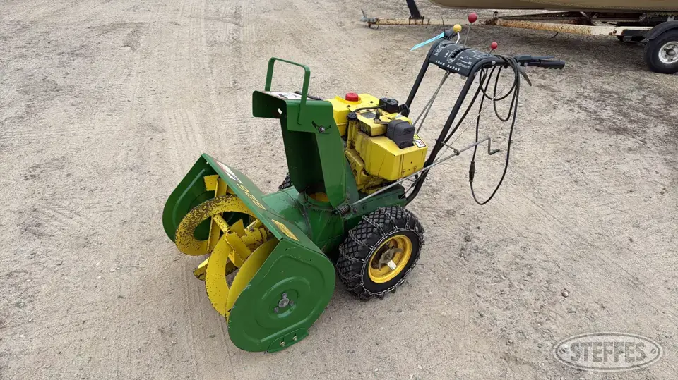 John Deere 826 Self-Propelled Snowblower