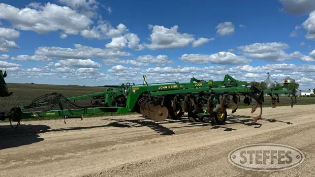 John Deere 2700