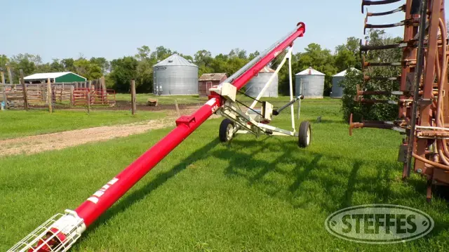 Buhler Farm King 836