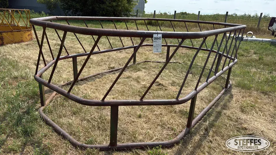 Round bale feeder Feeders and Bunk