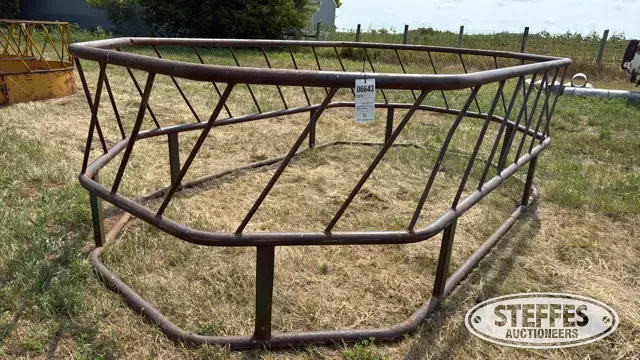 Round bale feeder