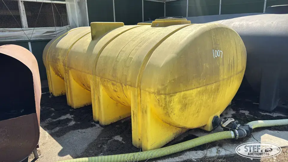 2,350 gal. horizontal poly tank