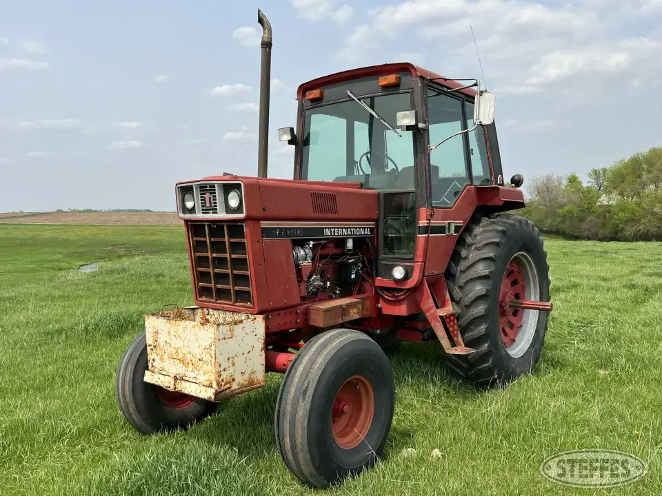 IH 186 Hydro 2WD Tractor
