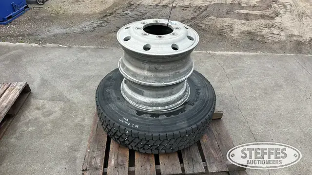 Michelin 11R22.5 tire