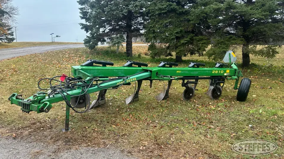 John Deere 2810 Plow