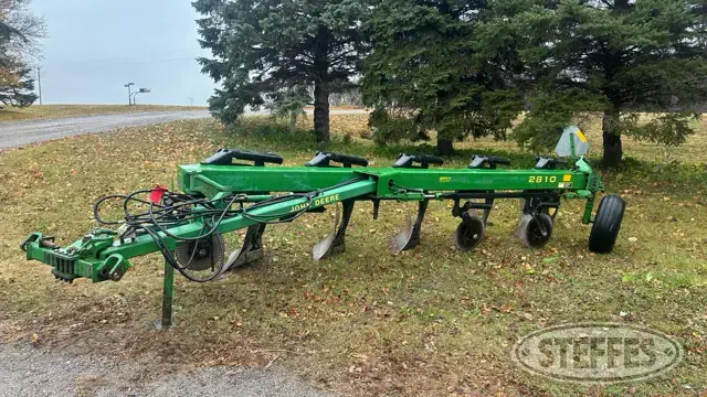 John Deere 2810
