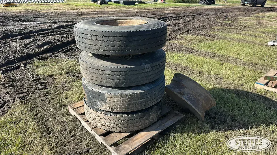 (4) 11R22.5 tires Truck Tire