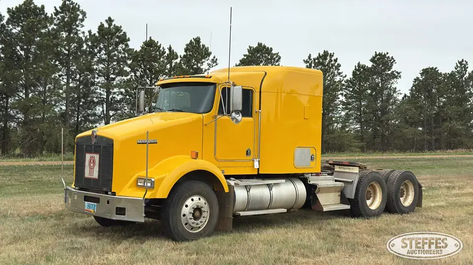 1995 Kenworth T800B Conventional Truck with Sleeper