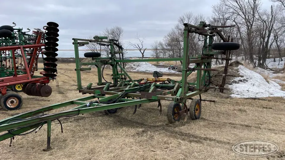 John Deere 1600 Chisel Plow