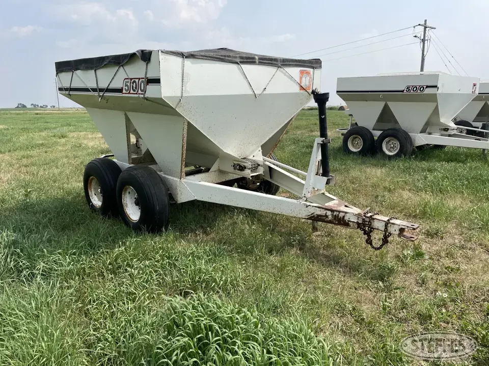 Willmar 500 Pull-Type Dry Spreader