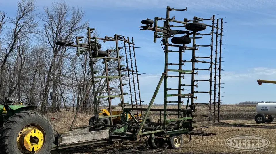 John Deere 1000 Field Cultivator