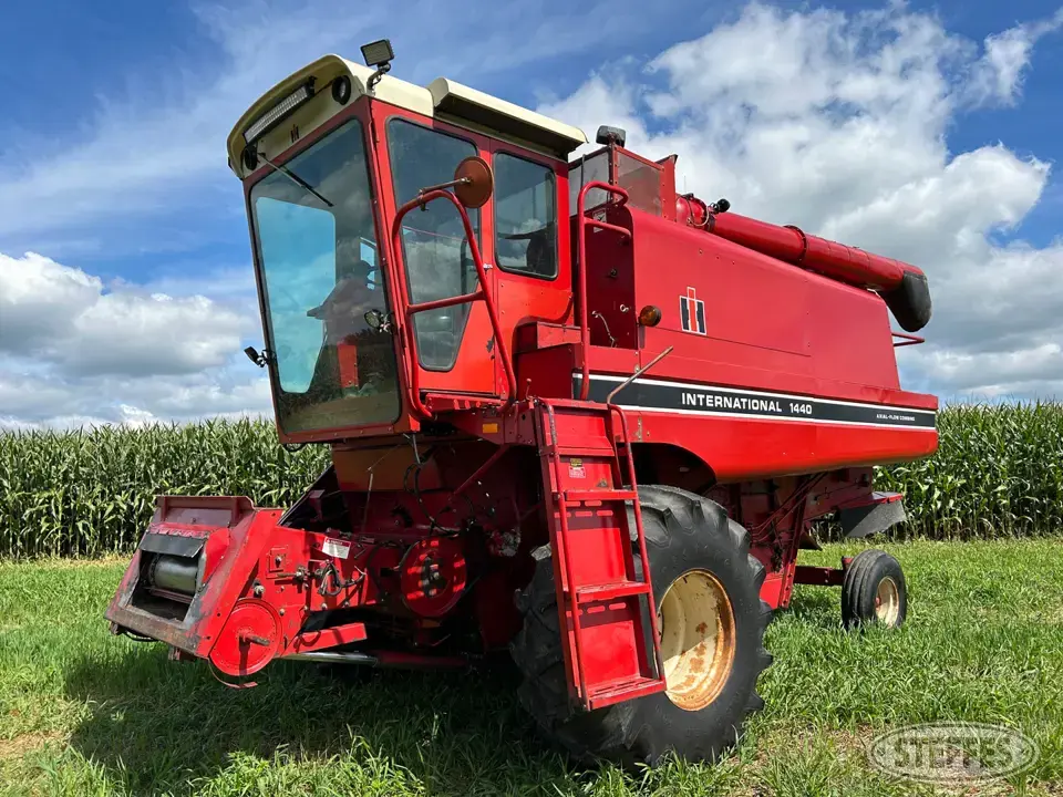 1983 International 1440 Combine