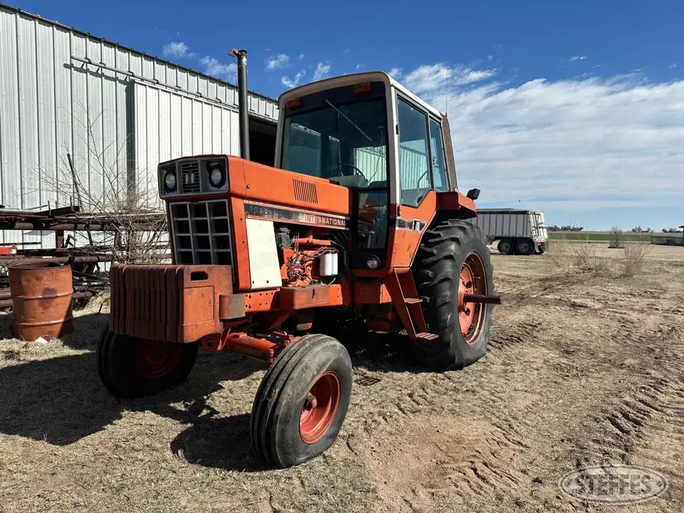 International 1086 2WD Tractor