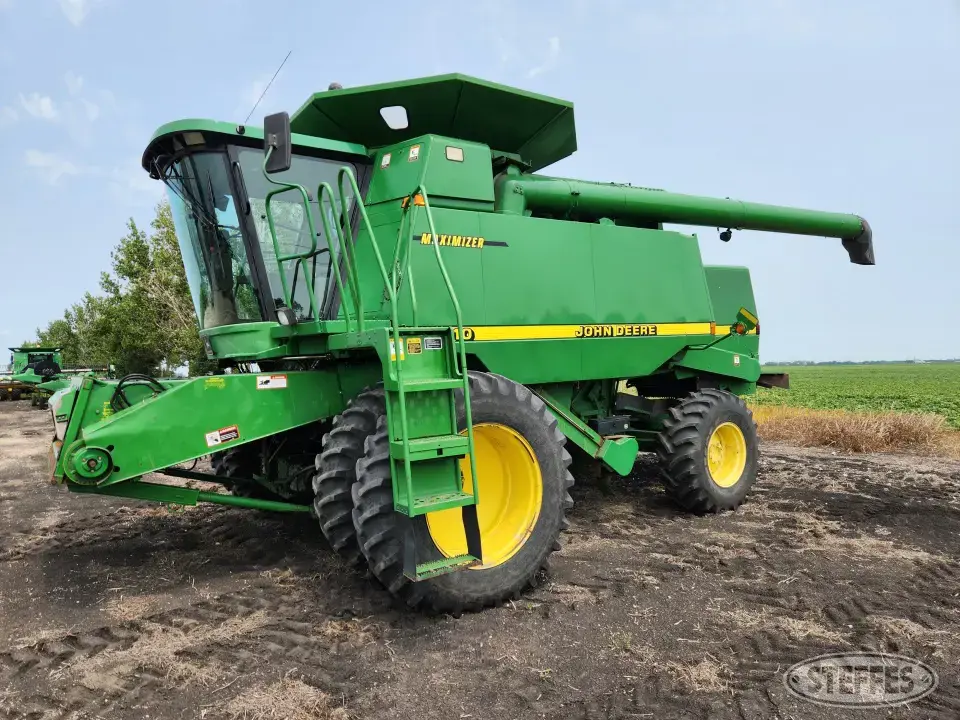 1999 John Deere 9610 Maximizer Combine