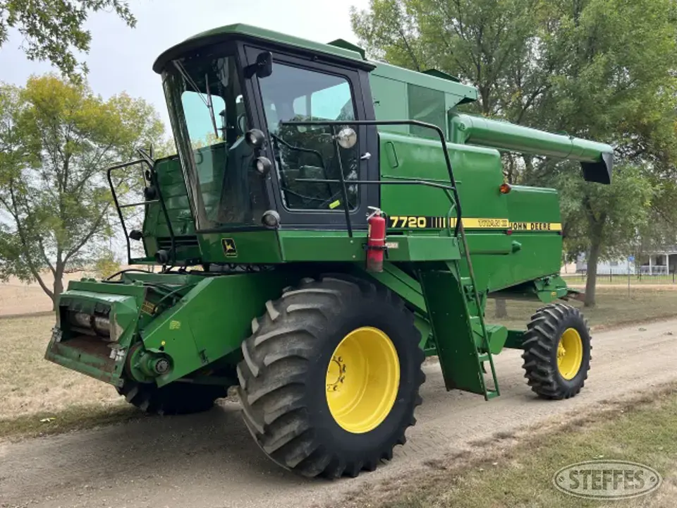 1988 John Deere 7720 Titan II Combine