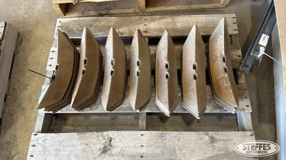 (33) Chisel plow points Ag Equipment Part