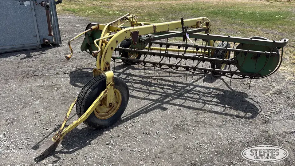 John Deere 640 Rake