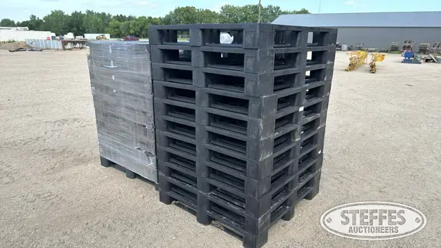 (21) poly pallets