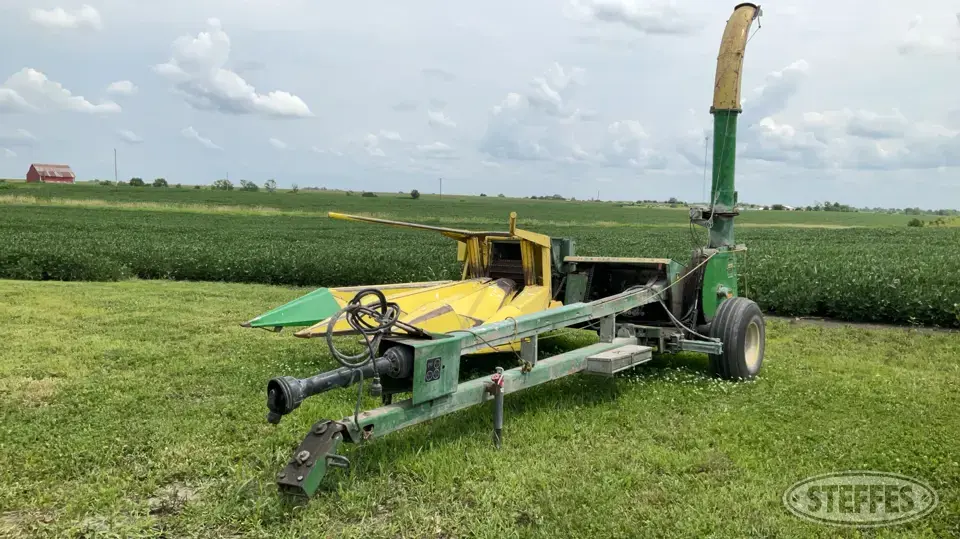 John Deere 3960 Pull-Type Harvester