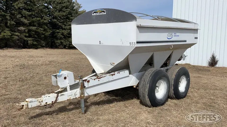 2016 Willmar Pull-Type Dry Spreader